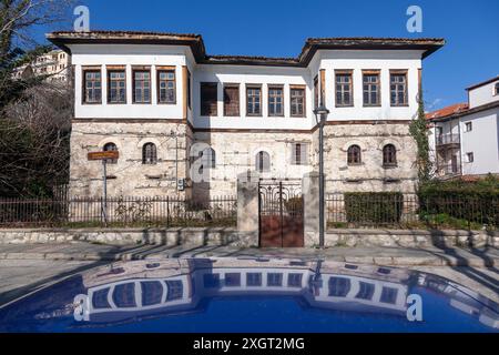 Mansion Skoutari spiegelt sich auf einem Autodach wider, ein architektonisches Juwel in Kastoria, Griechenland, das den unverwechselbaren Stil traditioneller lokaler Villen zeigt Stockfoto