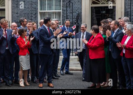 London, Großbritannien. Juli 2024. Die schottischen Labour-Abgeordneten, darunter Anas Sanwar und die stellvertretende Vorsitzende Jackie Baillie, begrüßen Premierminister Sir Keir Starmer vor der Downing Street 10. Die Zahl der schottischen Labour-Abgeordneten ist nach den Parlamentswahlen von zwei auf 37 gestiegen. Quelle: Mark Kerrison/Alamy Live News Stockfoto