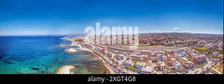 Panorama der Drohne über die italienische Stadt Civitavecchia mit Hafen und Kreuzfahrtschiffen während des Tages im Sommer Stockfoto