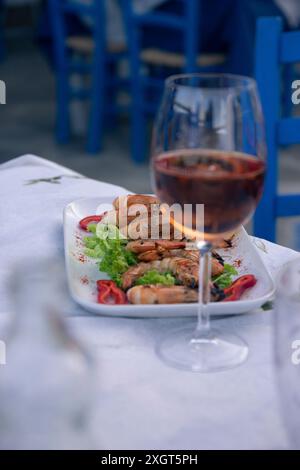 Ein Glas Rosenwein im Restaurant Stockfoto