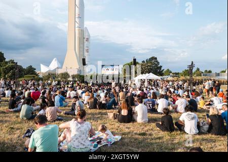 Das Publikum der Familie kommt vor dem Start. Der erste Start der Ariane-6-Rakete live vom Centre Spatial Guyanais aus, ein historischer Moment in der Stadt des Weltraums mit einer Expertengruppe, Lionel Suchet, stellvertretender Generaldirektor, und Caroline Laurent, Direktorin für Orbitalsysteme und Anwendungen, und Philippe Curot, Projektmanager für die Anpassung der Ariane-6-Bodenanlagen bei CNES. Benoit Pouffary, ehemaliger Chefingenieur für das Launch System für Ariane 6 und derzeit Leiter des Launch System and Engineering für Vega bei der ESA (Europäische Weltraumorganisation). Stockfoto
