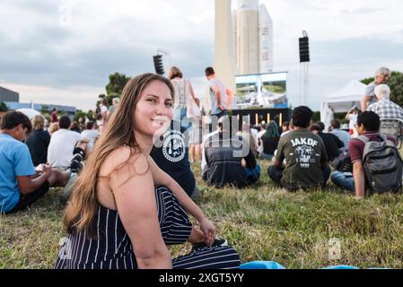 Das Publikum der Familie kommt vor dem Start. Der erste Start der Ariane-6-Rakete live vom Centre Spatial Guyanais aus, einem historischen Moment in der Stadt des Weltraums. Stockfoto