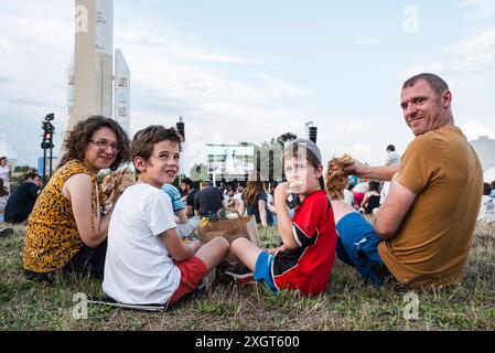 Das Publikum der Familie kommt vor dem Start. Der erste Start der Ariane-6-Rakete live vom Centre Spatial Guyanais aus, ein historischer Moment in der Stadt des Weltraums mit einer Expertengruppe, Lionel Suchet, stellvertretender Generaldirektor, und Caroline Laurent, Direktorin für Orbitalsysteme und Anwendungen, und Philippe Curot, Projektmanager für die Anpassung der Ariane-6-Bodenanlagen bei CNES. Benoit Pouffary, ehemaliger Chefingenieur für das Launch System für Ariane 6 und derzeit Leiter des Launch System and Engineering für Vega bei der ESA (Europäische Weltraumorganisation). Stockfoto