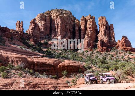 Sedona, Arizona - 10. März 2024: Pink Jeep Tours am Chicken Point in Sedona, Arizona Stockfoto