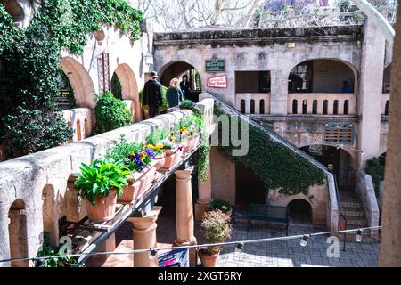 Sedona, Arizona - 10. März 2024: Shopper schlendern durch die Galerien und Geschäfte von Tlaquepaque Stockfoto