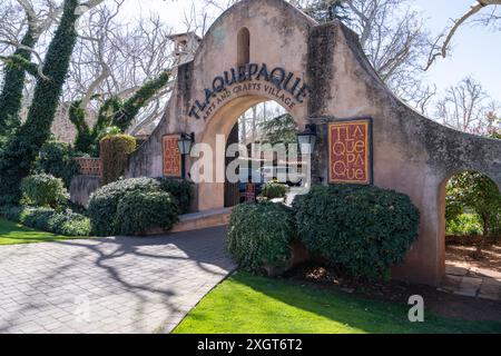 Sedona, Arizona - 10. März 2024: Shopper schlendern durch die Galerien und Geschäfte von Tlaquepaque Stockfoto