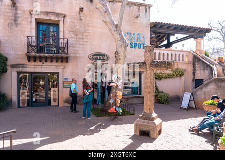 Sedona, Arizona - 10. März 2024: Shopper schlendern durch die Galerien und Geschäfte von Tlaquepaque Stockfoto