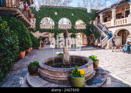 Sedona, Arizona - 10. März 2024: Shopper schlendern durch die Galerien und Geschäfte von Tlaquepaque Stockfoto