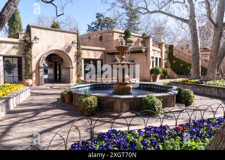 Sedona, Arizona - 10. März 2024: Shopper schlendern durch die Galerien und Geschäfte von Tlaquepaque Stockfoto