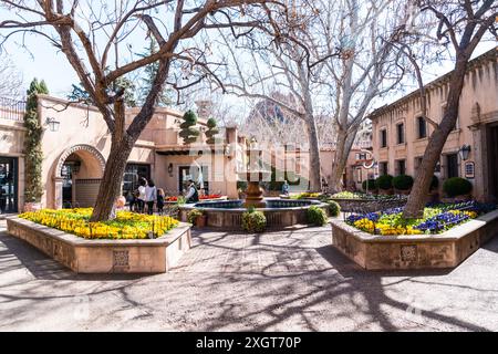 Sedona, Arizona - 10. März 2024: Shopper schlendern durch die Galerien und Geschäfte von Tlaquepaque Stockfoto