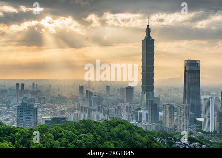 Fantastische Aussicht auf Taipeh vom Gipfel des Berges bei Sonnenuntergang, Taiwan. Wolkenkratzer und andere moderne Gebäude der Innenstadt. Fantastische Stadtlandschaft. Stockfoto