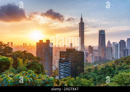 Fantastische Aussicht auf Taipeh vom Gipfel des Berges bei Sonnenuntergang, Taiwan. Wolkenkratzer und andere moderne Gebäude der Innenstadt. Fantastische Stadtlandschaft. Stockfoto