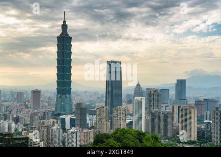 Fantastische Aussicht auf Taipeh vom Gipfel des Berges bei Sonnenuntergang, Taiwan. Wolkenkratzer und andere moderne Gebäude der Innenstadt. Fantastische Stadtlandschaft. Stockfoto