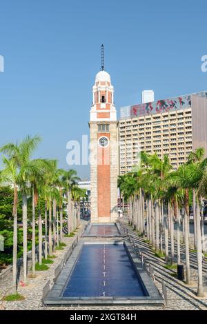 Fantastischer Blick auf den Uhrturm (ehemaliger Kowloon-Canton Railway Clock Tower) in Tsim Sha Tsui von Hong Kong. Tolle Stadtlandschaft an sonnigen Tagen. Stockfoto