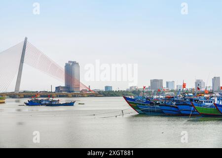 Malerische Aussicht auf traditionelle Fischerboote auf dem Han Fluss, da Nang, Vietnam. Wunderschönes Stadtbild. Stockfoto