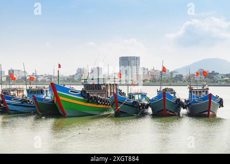 Malerische Aussicht auf traditionelle Fischerboote auf dem Han Fluss, da Nang, Vietnam. Wunderschönes Stadtbild. Da Nang ist eine beliebte Touristenattraktion Asiens. Stockfoto