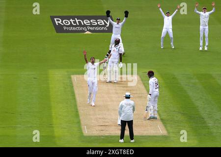 London, England. Juli 2024. Der Engländer James Anderson tritt erfolgreich gegen Jayden Seales der West Indies während des ersten Tages des Rothesay Men's First Test Matches zwischen England und West Indies auf dem Lord’s Cricket Ground an. Quelle: Ben Whitley/Alamy Live News Stockfoto