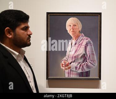 Antony Williams gab als Gewinner des Herbert Smith Freehills Portrait Award 2024 bekannt, dass der gefeierte Malwettbewerb der National Portrait Gallery dank der Unterstützung des neuen Headline-Sponsors Herbert Smith Freehills zum zweiundvierzigsten Jahr zurückkehren wird. Rebecca Orcutt gewinnt den Young Artist Award für ihr Selbstporträt Before IT’s Ruined (oder an Unrealisierte Mean Side). Die Ausstellung ist vom 11. Juli bis 27. Oktober 2024 kostenlos. Stockfoto