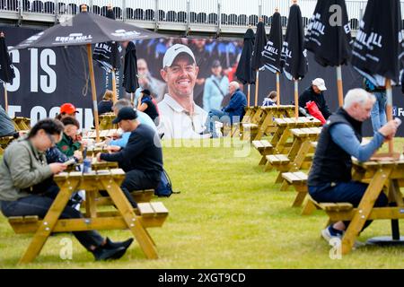 Gullane, Schottland, Großbritannien. Juli 2024. Pro am Übungstag bei den Genesis Scottish Open, der vom Donnerstag, 11. Juli bis 14. Juli auf dem Renaissance-Kurs vor Gullane in East Lothian beginnt. Die Zuschauer genießen Speisen und Getränke unter dem Blickwinkel des letztjährigen Siegers Rory McIlroy. Iain Masterton/Alamy Live News Stockfoto