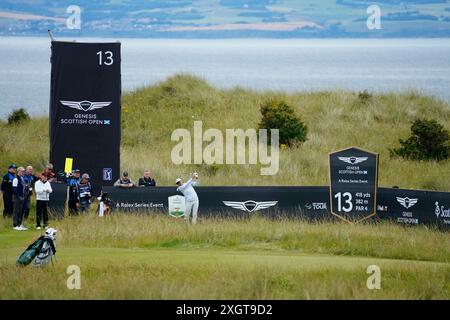 Gullane, Schottland, Großbritannien. Juli 2024. Pro am Übungstag bei den Genesis Scottish Open, der vom Donnerstag, 11. Juli bis 14. Juli auf dem Renaissance-Kurs vor Gullane in East Lothian beginnt. Rickie Fowler schlägt auf dem 13. Loch ab. Iain Masterton/Alamy Live News Stockfoto