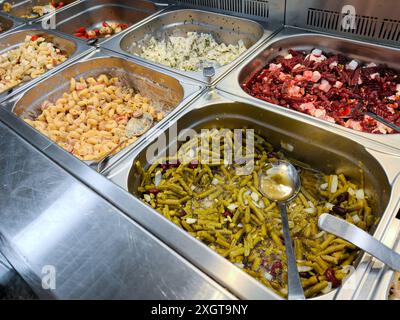 Bayern, Deutschland - 10. Juli 2024: Auswahl frischer Salate in einem Supermarkt. Die Salate gibt es in einer Selbstbedienungstheke die Salate gibt es in einer Selbstbedienungstheke *** Auswahl frischer Salate in einem Lebensmittel Supermarkt. Die Salate sind in einer Selbstbedienungstheke Stockfoto