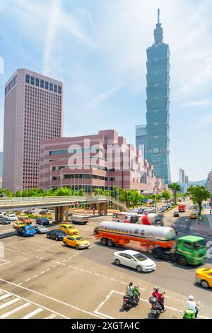 Taipei, Taiwan - 25. April 2019: Fantastischer Blick auf die Kreuzung von Xinyi Road und Keelung Road an sonnigen Tagen. Stockfoto