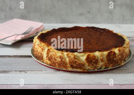 Basque Burnt Cheesecake – San Sebastián kulinarische Köstlichkeiten Stockfoto