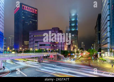 Taipei, Taiwan - 27. April 2019: Wunderschöner nächtlicher Blick auf Taipei 101 (Taipei World Financial Center), das im Nebel verschwindet. Stockfoto