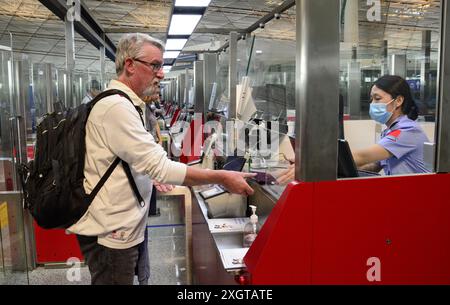 (240710) -- PEKING, 10. Juli 2024 (Xinhua) -- Ein ausländischer Passagier fährt am 10. Juli 2024 durch den Grenzkontrollabschnitt des Pekinger Capital International Airport in Peking, Hauptstadt Chinas. Derzeit haben Ausländer aus 54 Ländern Anspruch auf die visumfreie Transitpolitik für 72/144-Stunden-Transitzeiten, die in 38 Häfen in 18 Provinzregionen in ganz China gilt. China verzeichnete in der ersten Jahreshälfte 14,64 Millionen Reisen von Ausländern, ein Anstieg von 152,7 Prozent gegenüber dem Vorjahr, nachdem seit Januar Maßnahmen eingeführt wurden, wie die nationale Einwanderungsbehörde (NIA) mitteilte Stockfoto