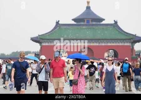 (240710) -- PEKING, 10. Juli 2024 (Xinhua) -- ausländische Touristen machen eine Tour mit ihrem Reiseleiter im Tiantan (Tempel des Himmels) Park in Peking, Hauptstadt von China, 9. Juli 2024. Derzeit haben Ausländer aus 54 Ländern Anspruch auf die visumfreie Transitpolitik für 72/144-Stunden-Transitzeiten, die in 38 Häfen in 18 Provinzregionen in ganz China gilt. China verzeichnete in der ersten Jahreshälfte 14,64 Millionen Reisen von Ausländern, was einem Anstieg von 152,7 Prozent gegenüber dem Vorjahr entspricht, nachdem seit Januar Maßnahmen eingeführt wurden, gab die nationale Einwanderungsbehörde (NIA) am 5. Juli bekannt. Stockfoto