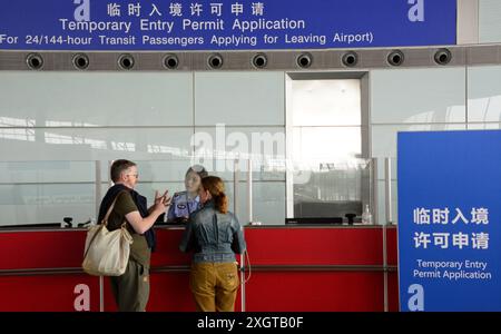 (240710) -- PEKING, 10. Juli 2024 (Xinhua) -- ausländische Fluggäste beantragen am Grenzkontrollabschnitt des Beijing Capital International Airport in Peking, Hauptstadt von China, am 10. Juli 2024 eine visumfreie Einreise. Derzeit haben Ausländer aus 54 Ländern Anspruch auf die visumfreie Transitpolitik für 72/144-Stunden-Transitzeiten, die in 38 Häfen in 18 Provinzregionen in ganz China gilt. China verzeichnete in der ersten Hälfte dieses Jahres 14,64 Millionen Reisen von Ausländern, ein Anstieg von 152,7 Prozent gegenüber dem Vorjahr, nachdem seit Januar Maßnahmen eingeführt wurden, die National Immigration Admin Stockfoto