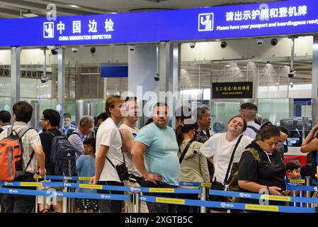 (240710) -- PEKING, 10. Juli 2024 (Xinhua) -- ausländische Passagiere warten auf die Formalitäten am Grenzkontrollabschnitt des internationalen Flughafens Beijing Capital in Peking, Hauptstadt Chinas, 10. Juli 2024. Derzeit haben Ausländer aus 54 Ländern Anspruch auf die visumfreie Transitpolitik für 72/144-Stunden-Transitzeiten, die in 38 Häfen in 18 Provinzregionen in ganz China gilt. China verzeichnete in der ersten Hälfte dieses Jahres 14,64 Millionen Reisen von Ausländern, ein Anstieg von 152,7 Prozent gegenüber dem Vorjahr, nachdem seit Januar Maßnahmen eingeführt wurden, die National Immigration Admi Stockfoto