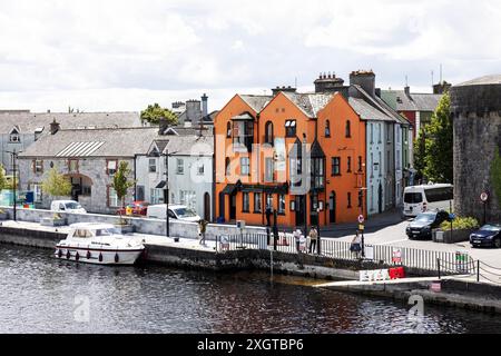 Farbenfrohe Geschäfte und Restaurants am Fluss Shannon in Athlone, County Westmeath, Irland. Stockfoto