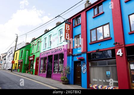 Farbenfrohe Geschäfte und Restaurants in der Stadt Athlone, County Westmeath, Irland. Stockfoto