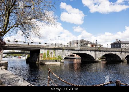 Die Athlone Town Bridge über den Fluss Shannon an einem Sommertag in Athlone, County Westmeath, Irland. Stockfoto