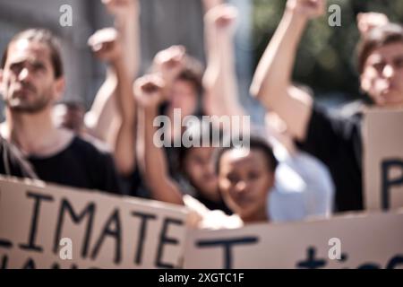 Menschen, Gruppen und Proteste für den Klimawandel, Faust und Poster für Ankündigung mit Verantwortlichkeit. Männer, Frauen und Pappe auf der Straße für Nachfrage Stockfoto