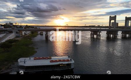 Juazeiro, bahia, brasilien - 6. juli 2024: Blick auf Boote am Ufer des Flusses Sao Francisco in der Stadt Juazeiro. Stockfoto