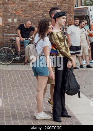 Cremona, Italien - 6. Juli 2024, Gay Pride lgbt Parade, pulsierende Stadtstraße feiert Homosexuellen Stolz mit Liebe, Einheit und Vielfalt in italien Stockfoto