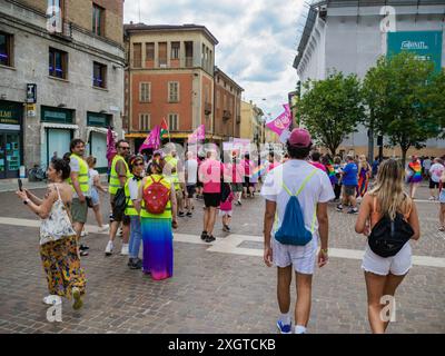 Cremona, Italien - 6. Juli 2024, Gay Pride lgbt-Parade, Menschen, die an einer Homosexuellen-Pride-Parade teilnehmen, ihre Identität feiern und ihr Beileid zeigen Stockfoto