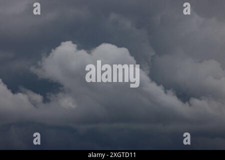 Wolkenstimmung, dunkle Wolken am Nachmittag über Siegen. Die Luft ist schwuel schwül warm. Sommer im Siegerland am 10.07.2024 in Siegen/Deutschland. *** Bewölkte Stimmung, dunkle Wolken am Nachmittag über Siegen die Luft ist schwül und warm Sommer im Siegerland am 10 07 2024 in Siegen Deutschland Stockfoto