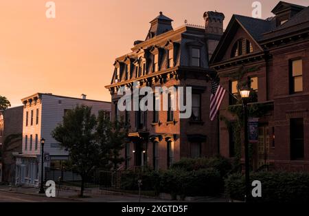 Wunderschöne historische Backsteingebäude in der Innenstadt von hudson New york bei Sonnenuntergang (goldene Stunde leuchtet bei Sonnenuntergang) warren Street Valley im Norden (Braun) Stockfoto