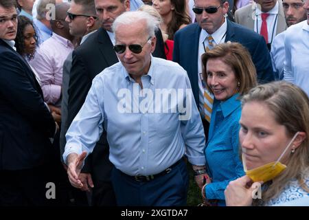 Washington, Usa. Juli 2022. US-Präsident Joe Biden und die Sprecherin des Repräsentantenhauses der Vereinigten Staaten, Nancy Pelosi (Demokratische Partei von Kalifornien), sprechen während des Kongresspicknicks im Weißen Haus in Washington, DC, USA, Dienstag, den 12. Juli. 2022. Foto: Chris Kleponis/Pool/ABACAPRESS. COM Credit: Abaca Press/Alamy Live News Stockfoto