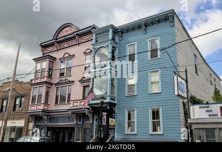 Hudson, NY - 29. Mai 2024: Historische Gebäude in der Warren Street im Zentrum von Hudson, New York. Stockfoto