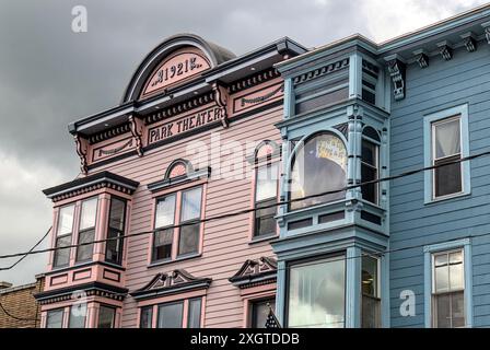 Hudson, NY - 29. Mai 2024: Historische Gebäude in der Warren Street im Zentrum von Hudson, New York. Stockfoto