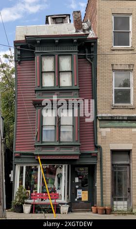 Hudson, NY - 29. Mai 2024: Marine Penvern Atelier Kunstgalerie in einem alten historischen Gebäude an der Warren Street in Hudson, Upstate New York, Hudson Valley. Stockfoto