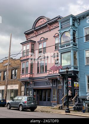 Hudson, NY - 29. Mai 2024: Historische Gebäude in der Warren Street im Zentrum von Hudson, New York. Stockfoto