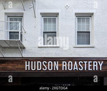 Hudson, NY - 29. Mai 2024: Hudson Roastery Schild über dem Eingang zum Café im Hudson Valley im Upstate New York. Stockfoto