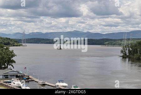Hudson–Athens Lighthouse (Stadtlicht) im Hudson River mit Hügeln im Hintergrund (berühmtes Wahrzeichen Tal im Norden), Leuchtturm von leichten Führungsbooten und Stockfoto