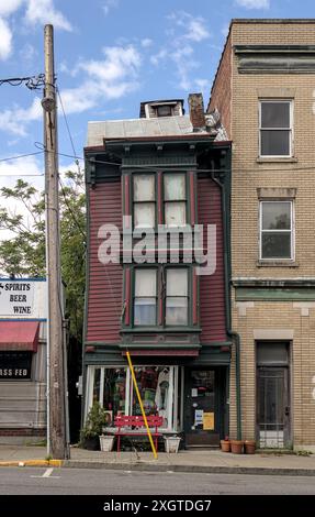 Hudson, NY - 29. Mai 2024: Marine Penvern Atelier Kunstgalerie in einem alten historischen Gebäude an der Warren Street in Hudson, Upstate New York, Hudson Valley. Stockfoto