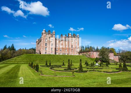 Drumlanrig Castle und East Parterre, bekannt als Pink Palace of Drumlanrig, in der Nähe von Thornhill in Dumfries and Galloway, Schottland, Großbritannien Stockfoto